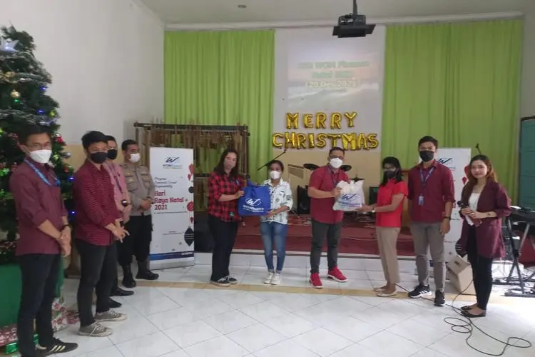 Berbagi Kasih Natal ala WOM Finance