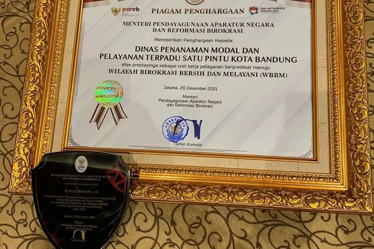 DPMPTSP Persembahkan Penghargaan WBBM Untuk Mang Oded