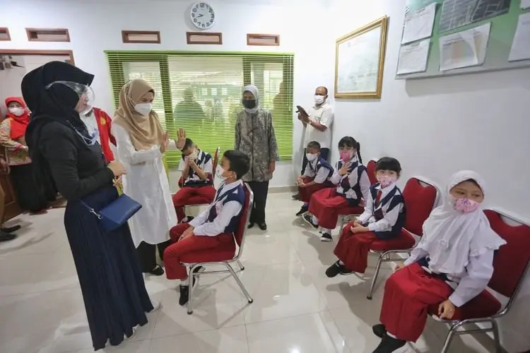Iriana Joko  Widodo Tinjau Vaksinasi Anak di Kota Bandung