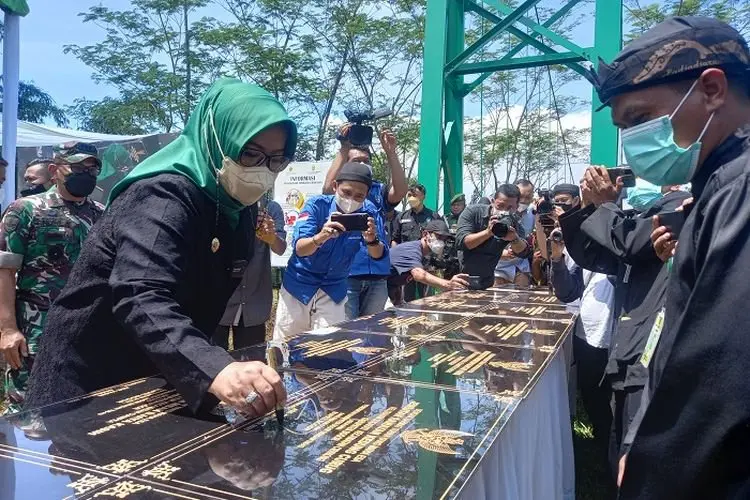 Hari Ibu, Ade Yasin Resmikan 33 Jembatan Rawayan 