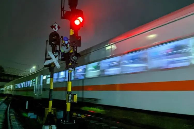 Len Tanam Sistem Persinyalan KA Berstandar Keamanan Tertinggi di 8 Stasiun KA Cikarang-Cikampek