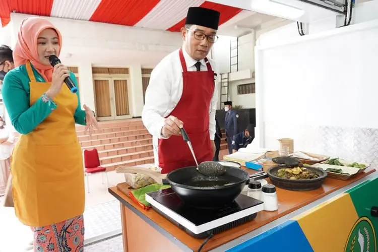 Foto: Gubernur Jabar Ridwan Kamil Memasak Jengkol pada Peringatan Hari Ibu