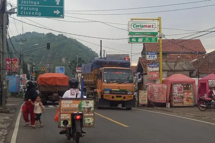 Wacana Sejak 2019, Ade Yasin Akhirnya Terbitkan Perbup Jam  Operasional Truk Tambang