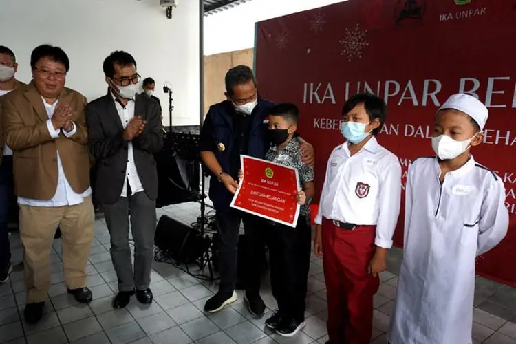 Foto: IKA Unpar Beri Bantuan Anak Terdampak Pandemi Covid-19
