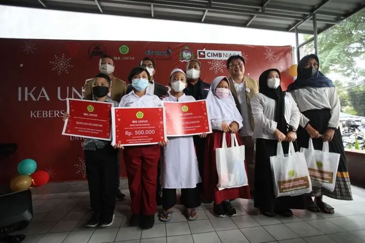 IKA Unpar-Pemkot Bandung Salurkan Bantuan Siswa Kurang Mampu