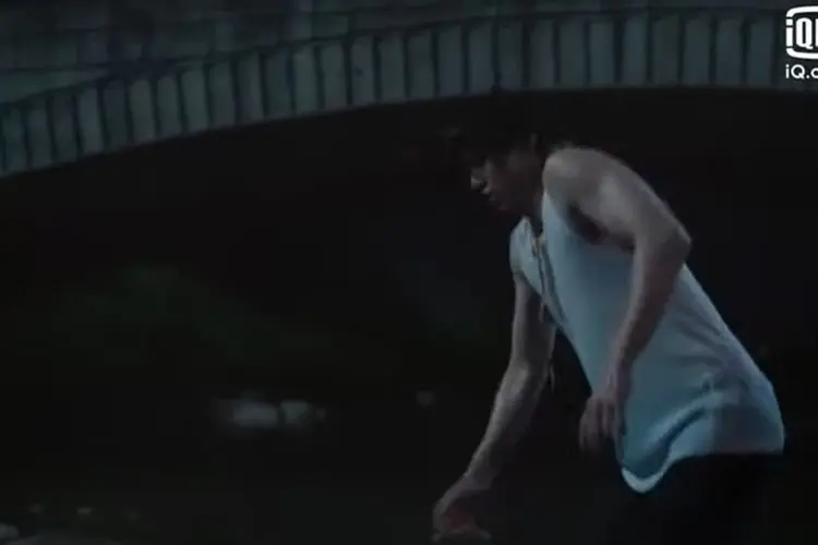 Spoiler Drama Bad and Crazy Episode 3 Jumat 24 Desember 2021: Soo Yeol Rela Terjun ke Sungai Cari Flashdisk