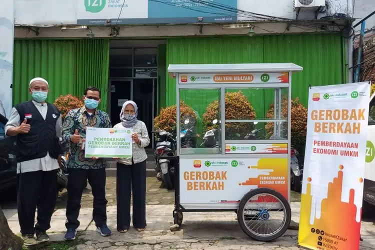 IZI Jabar dan ZIS Indosat Beri Bantuan Gerobak Berkah