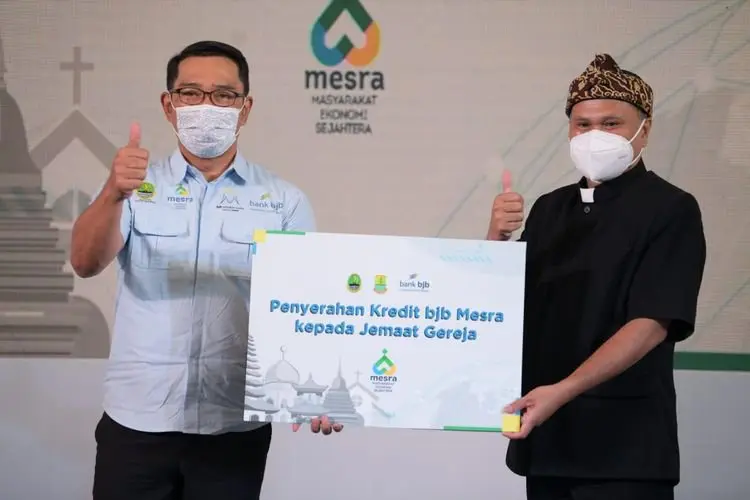 Ridwan Kamil Salurkan Kredit Mesra di Rumah Ibadah 