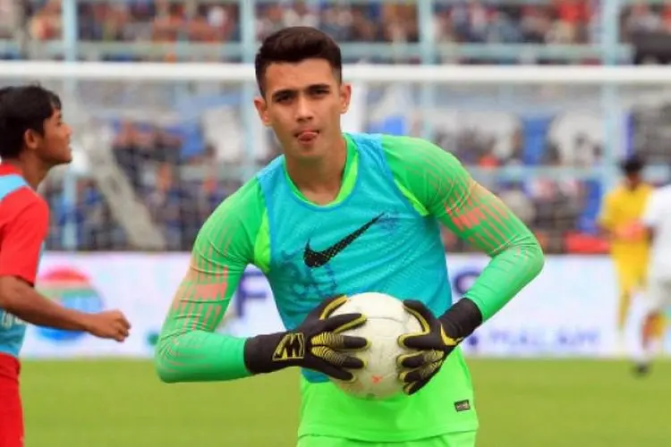 Berhasil Gagalkan Penalti Pemain Singapura, Inilah Profil Nadeo Argawinata