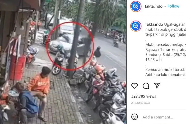 Ugal-Ugalan, Mobil Tabrak Gerobak dan Motor di Bandung