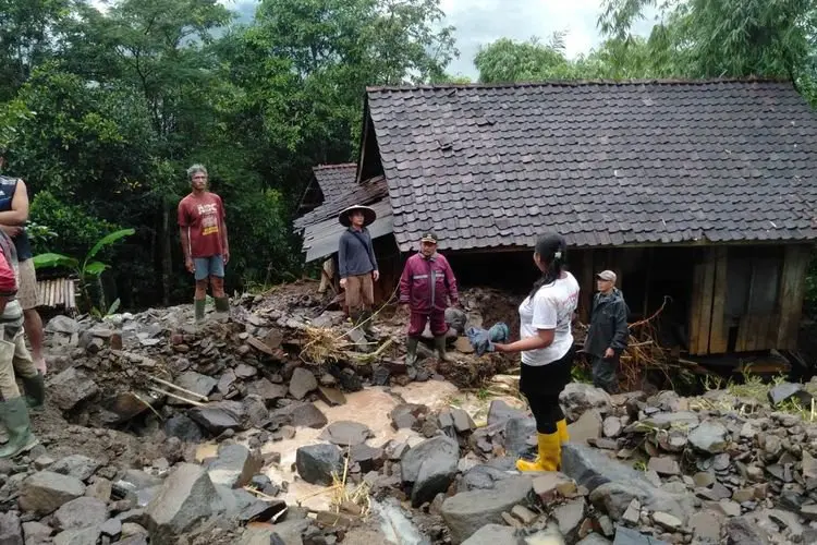 Banjir dan Longsor Terjang Sejumlah Kecamatan di Garut 