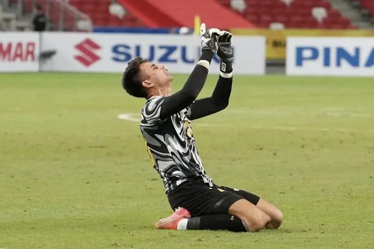 Nadeo Argawinata Ungkap Rahasia Tepis Penalti Penyerang Singapura, Bukan Cuma Beruntung!