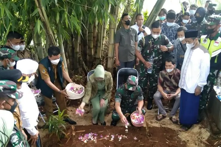 KASAD Dudung Abdurachman Melayat Rumah Korban Kecelakaan di Nagreg