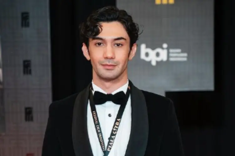 Profil Reza Rahadian yang Berperan Sebagai Aris di Film Series Layangan Putus