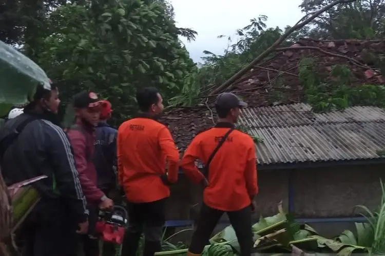 Sebanyak 37 Rumah dan 1 Masjid di Cianjur Rusak Diterjang Angin Puting Beliung