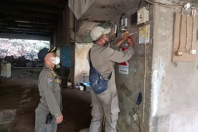 Kolong Jembatan Cibinong Jadi 'THM', Ada Ciu dan Sedia 'Kupu-kupu Malam' Juga?