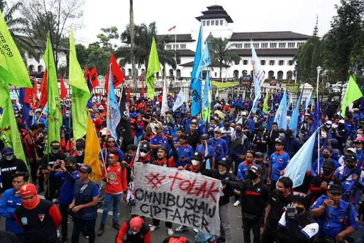 Foto: Buruh Tuntut Gubernur Jabar Revisi SK UMK 2022