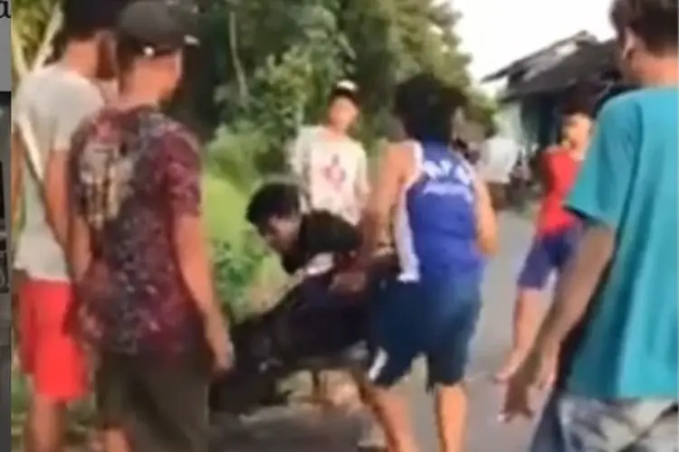 Seorang Pria Ajak Duel Pemuda Karena Bawa Motor Ugal-Ugalan Hingga Menabrak Mobil