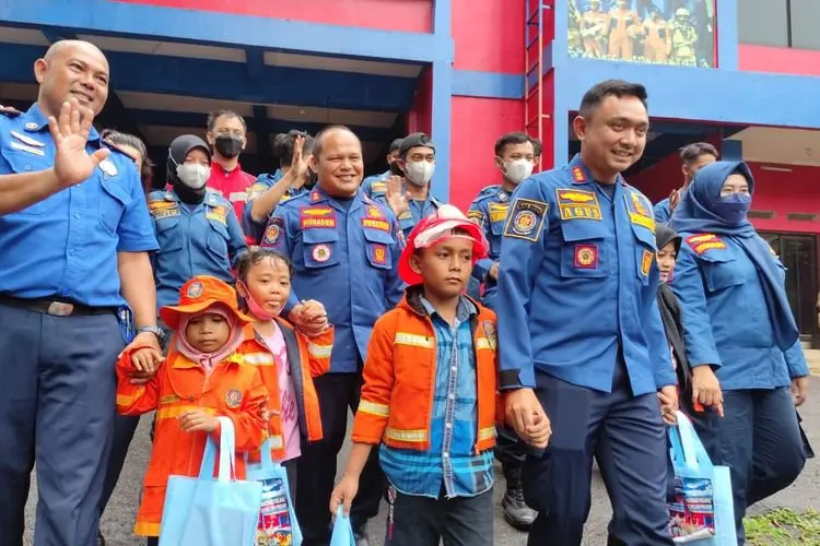 Satpol PP Bogor Memperkenalkan Markas Damkar pada Anak Jalanan