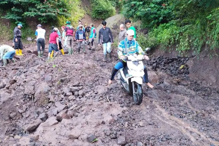 Rumah Ambruk Diterjang Longsor dan Banjir Talegong Terima Bantuan Rp50 Juta
