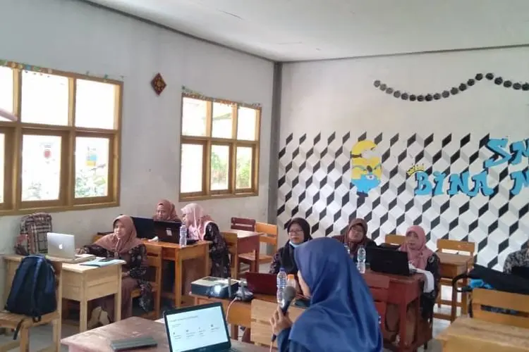  Jawab Tuntutan Era Digital, Guru SMA Bina Mandiri Ikuti Kegiatan IHT
