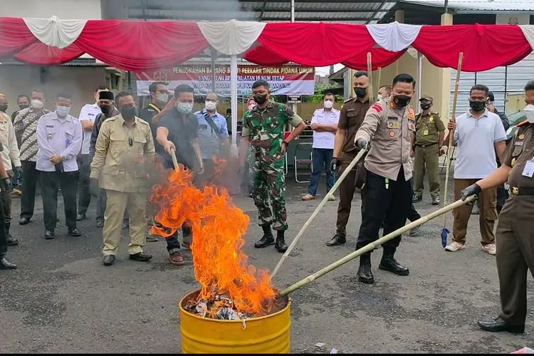 Kejari Bale Bandung Musnahkan Ribuan Botol MIras dan Ganja