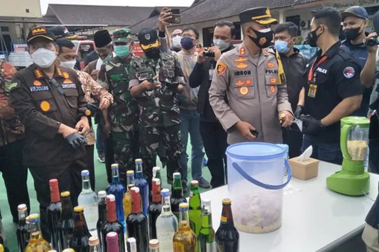 Jaga Kondusivitas Jelang Tahun Baru, Polres Cimahi Musnahkan Ribuan Obat Terlarang dan Miras