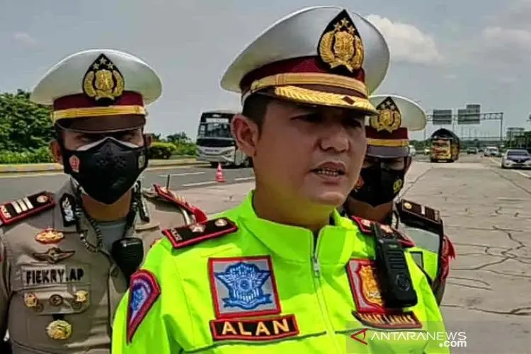 Polresta Cirebon Alihkan Kendaraan Besar dari Jalur Tol ke Arteri