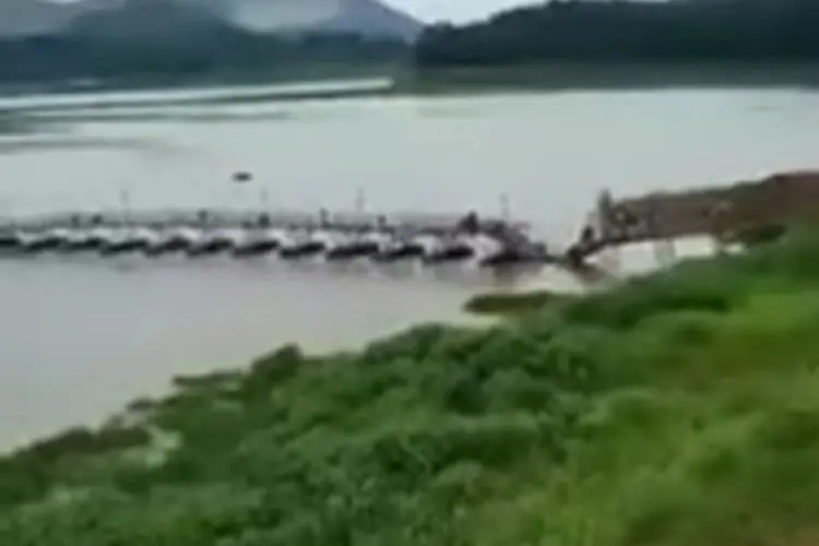Baru Selesai 2 Minggu Lalu, Jembatan Kayu di Kabupaten Bandung Barat Ambruk