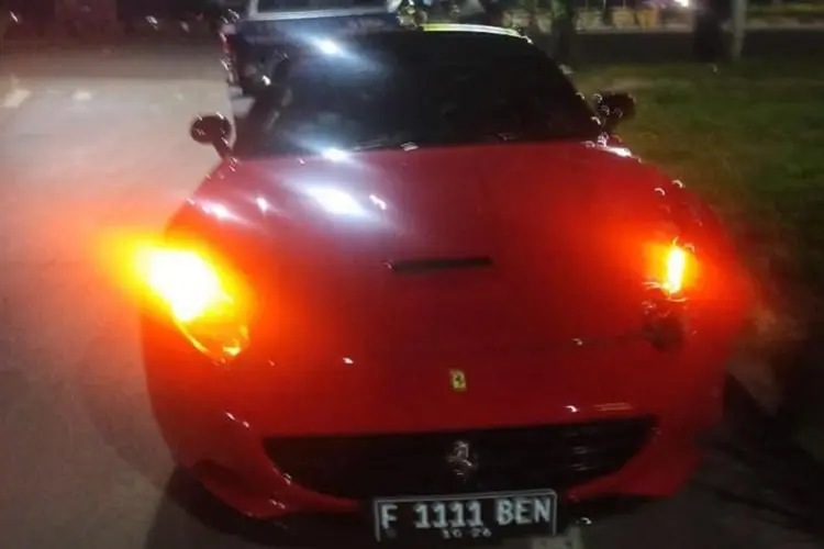Jeger! Motor Vario Hantam Mobil Ferrari di Bogor, Gara-gara Nekat Terobos Lampu Merah