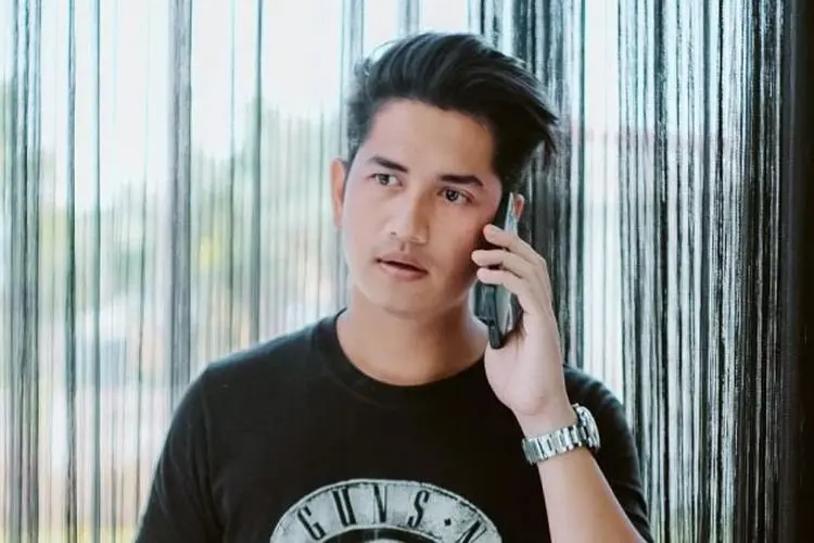 VIRAL! Zikri Daulay Cium Mesra Model Seksi Saat Tahun Baru, Bikin Netizen Heboh