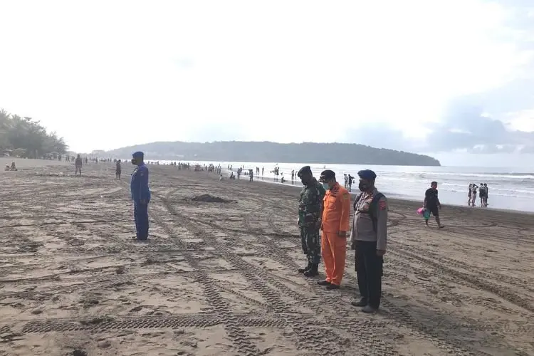  SAR Bandung Lakukan Pencarian Wisatawan Tenggelam di Pantai Barat Pangandaran