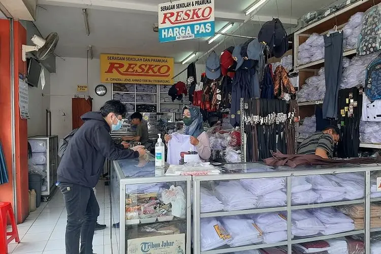 Jelang PTM di Kota Bandung Penjualan Seragam Sekolah Relatif Normal