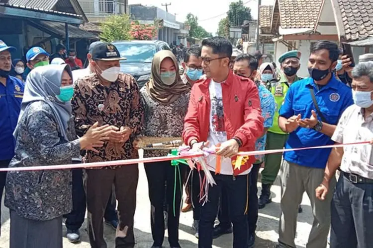CSR Kota Baru Parahyangan Bangun Jalan Beton Kampung Gunung Bentang Sepanjang 242 Meter
