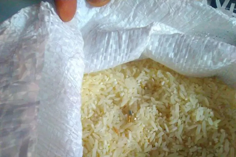 Terulang Lagi, Puluhan Warga Desa Sukajaya Lembang Terima Beras Tak Layak Konsumsi