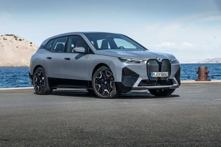 BMW Luncurkan Mobil 'Bunglon', Hanya dengan Satu Tombol Bisa Berganti Warna Sesuai Keinginan Pengemudi