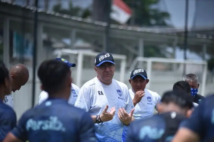 Persib Main Malam Terus, Robert Alberts Mengeluh: Itu Tak Ideal!