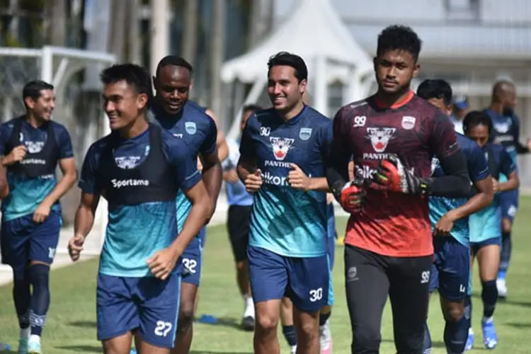 Hanya Jadi Pemanis Bangku Cadangan Timnas, Robert Alberts Iba pada Victor Igbonefo dan Ezra Walian