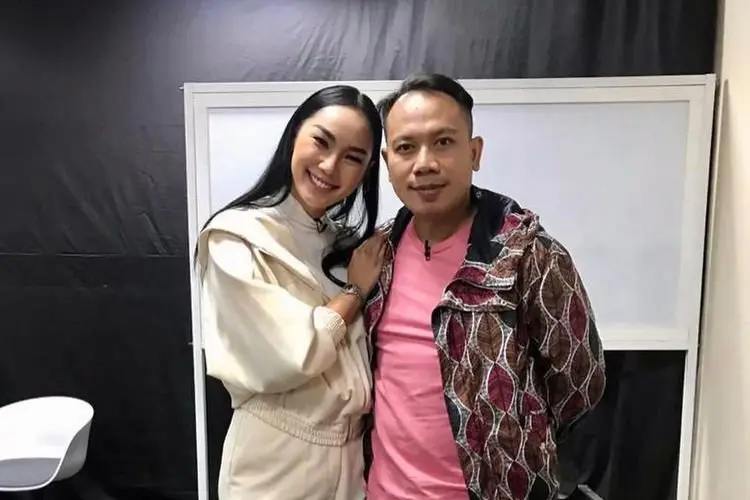 Vicky Prasetyo Makan dengan Seorang Wanita, Kalina Oktarani Minta Pisah?