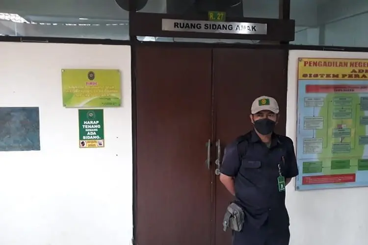 Pakai Peci Hitam dan Kemeja Putih, Herry Wirawan Hadir dalam Sidang Tuntutan di PN Bandung