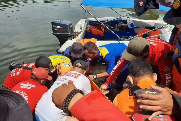 Tim Gabungan Temukan Jasad Warga Cipeundeuy Yang Bunuh Diri di Waduk Cirata