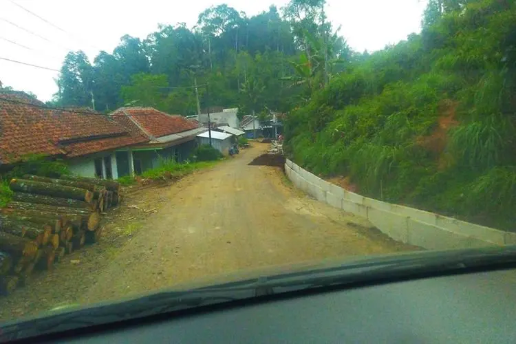 Jalan Wilayah Selatan KBB Tak Kunjung Rampung, Ini Jawaban Hengky Kurniawan