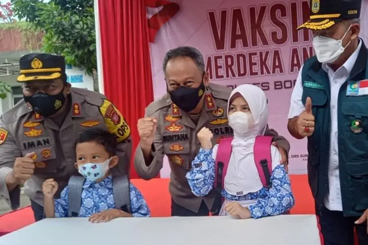 Tinjau Vaksinasi Anak, Kapolda Jabar Imbau 'Ulah Sieun' Divaksin