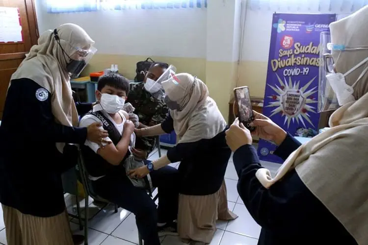 Foto: Vaksinasi Covid-19 Pelajar di SD Darul Hikam