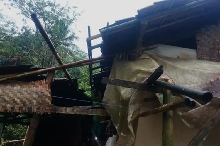 Hujan Deras Disertai Angin Kencang, 219 Rumah di Cipatat Rusak Parah