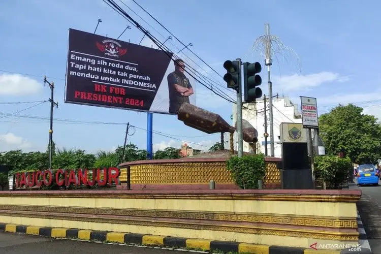 Belum Bayar Pajak, Baliho Ridwan Kamil for Presiden Diturunkan Satpol PP