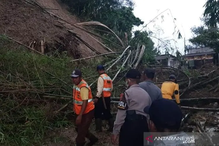 Tebing Cadas Hideung Longsor, Jalur Selatan Cianjur Kembali Terputus