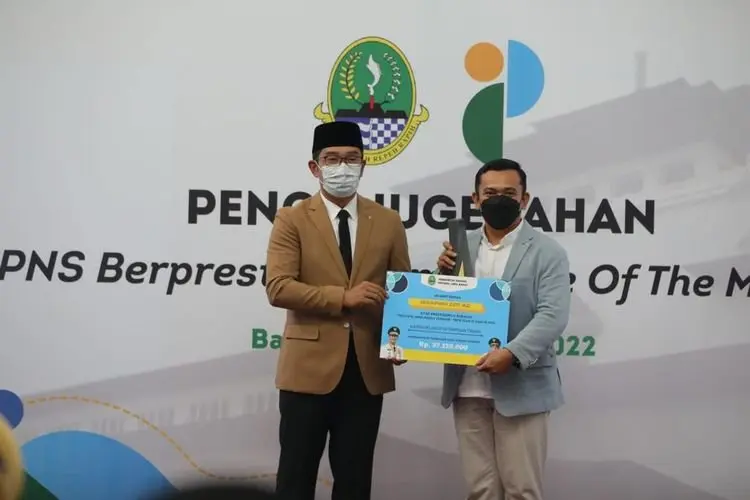 Kadisdik Jabar Dedi Supandi Terima Penghargaan Pegawai Berkinerja Terbaik 
