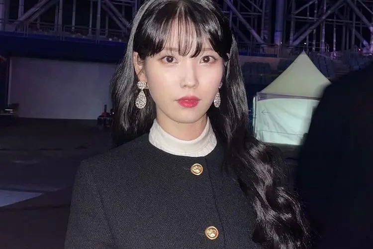 Gaya IU di Golden Disc Awards 2022 Jadi Inspirasi Buat Kamu yang Bertubuh Pendek