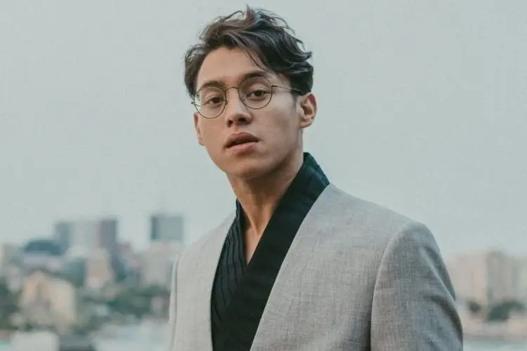 3 Foto Ini Buktikan Ardhito Pramono Punya Style Retro yang Bagus, Anak Indie Banget!